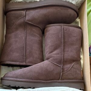 UGG short Boots Classic II chocolate suede NIB women’s 7
